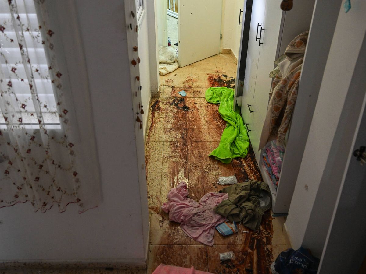 Foto: Restos de sangre en una casa del kibutz de Nir Oz, en Israel, tras los ataques de Hamás del pasado octubre. (Getty/Alexi J. Rosenfeld)
