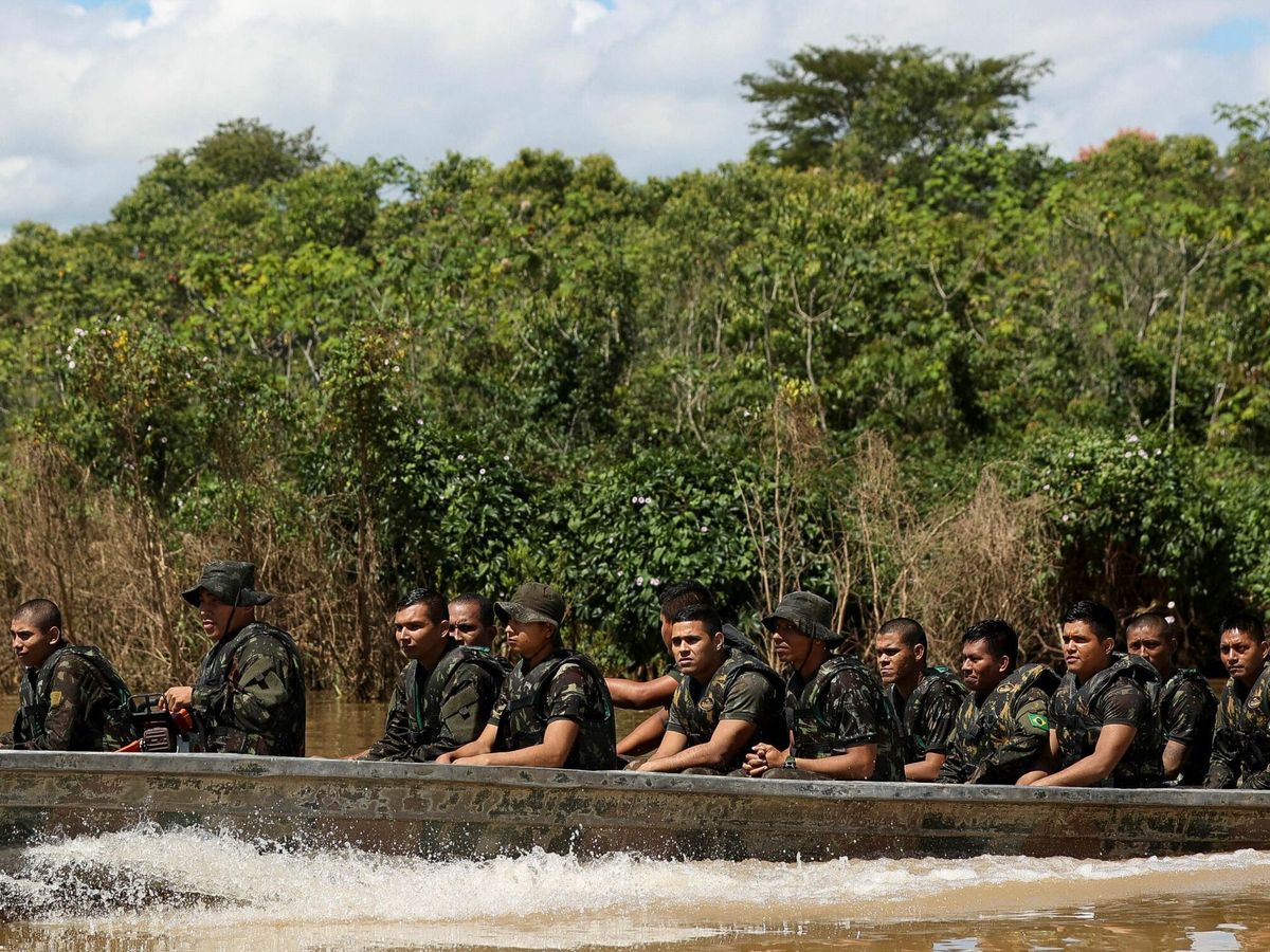 Foto: Soldados brasileños en el operativo de búsqueda de los desaparecidos. (Reuters/Bruno Kelly)