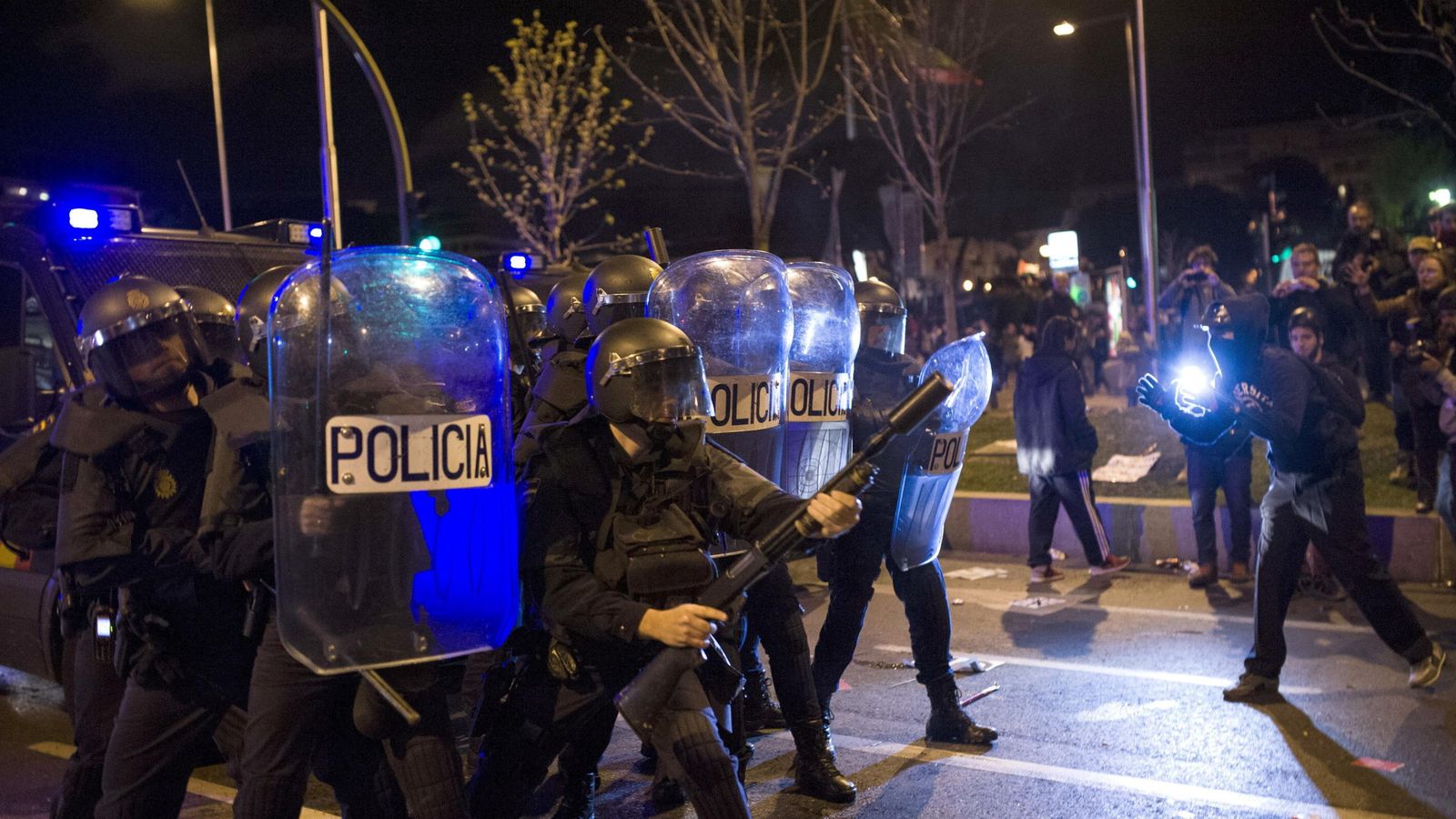 Foto: Policías antidisturbios al término de las Marchas por la Dignidad del año pasado. (EFE/Luca Piergiovanni)