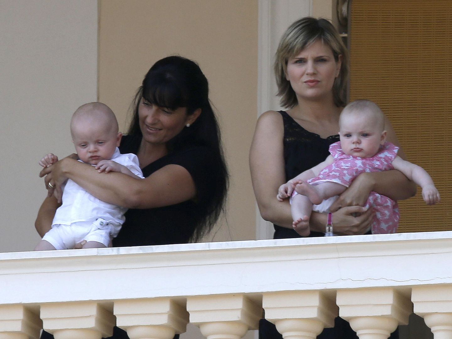 Las niñeras con los príncipes Jacques y Garbiela de Mónaco. (Gtres)