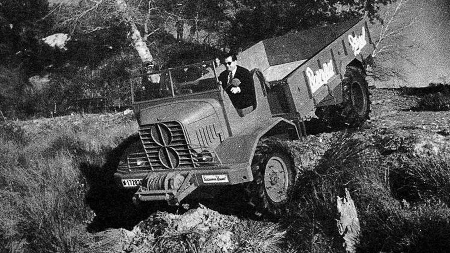 Prototipo de camión militar TT en una demostración ante Franco en El Pardo. (Fundación Eduardo Barreiros)