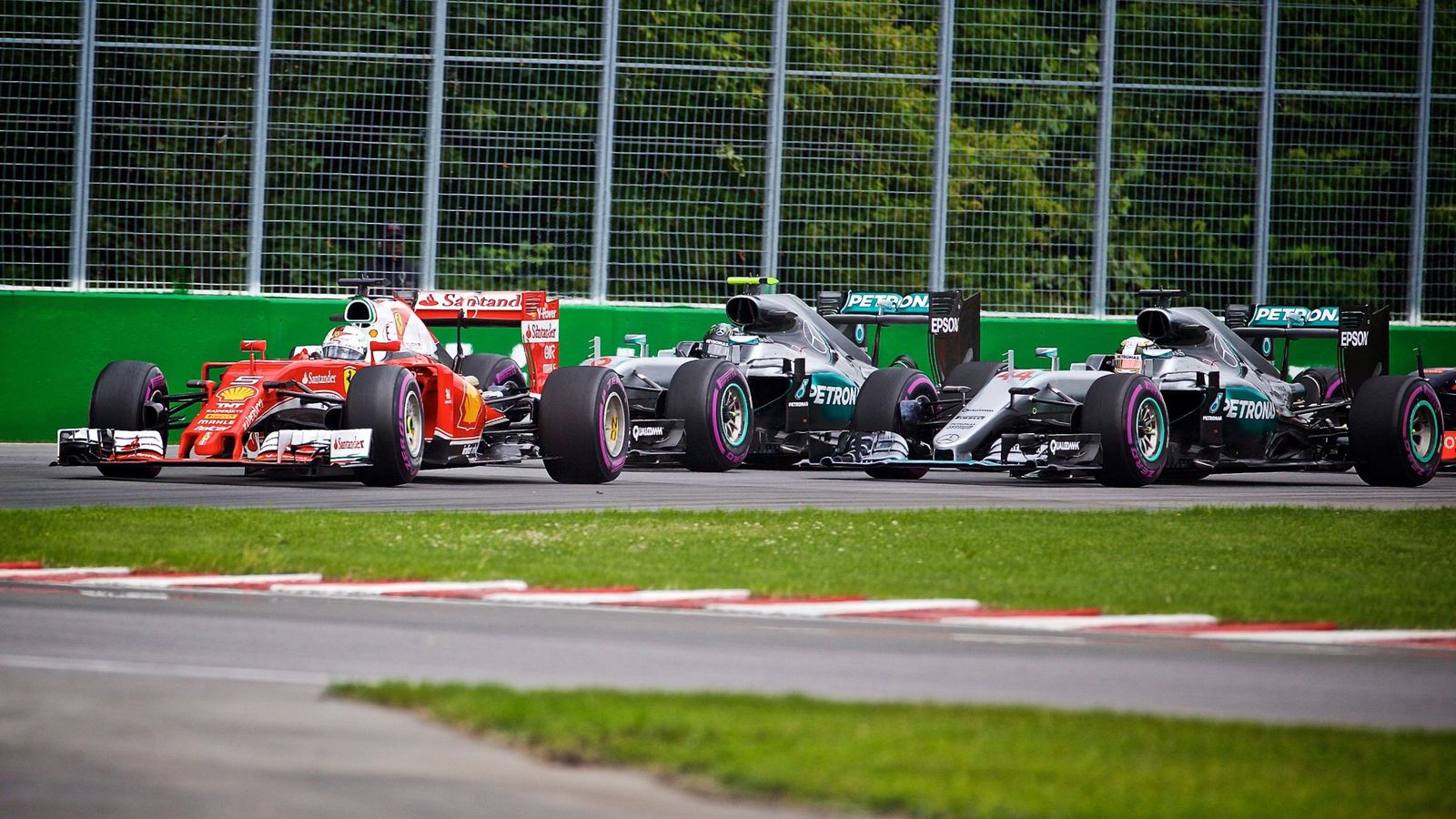 Foto: Extraordinaria salida de Sebastian Vettel, que adelantó a los Mercedes.