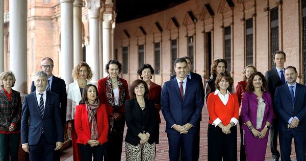 Foto: El jefe del Gobierno, Pedro Sánchez (c), en foto de familia con todos sus ministros en la plaza de España de Sevilla. (EFE)