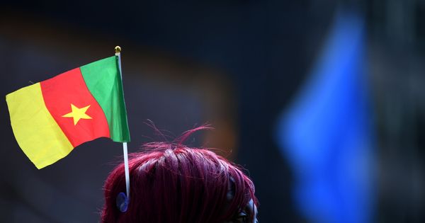 Foto: Una mujer con una bandera de Camerún. (Reuters)