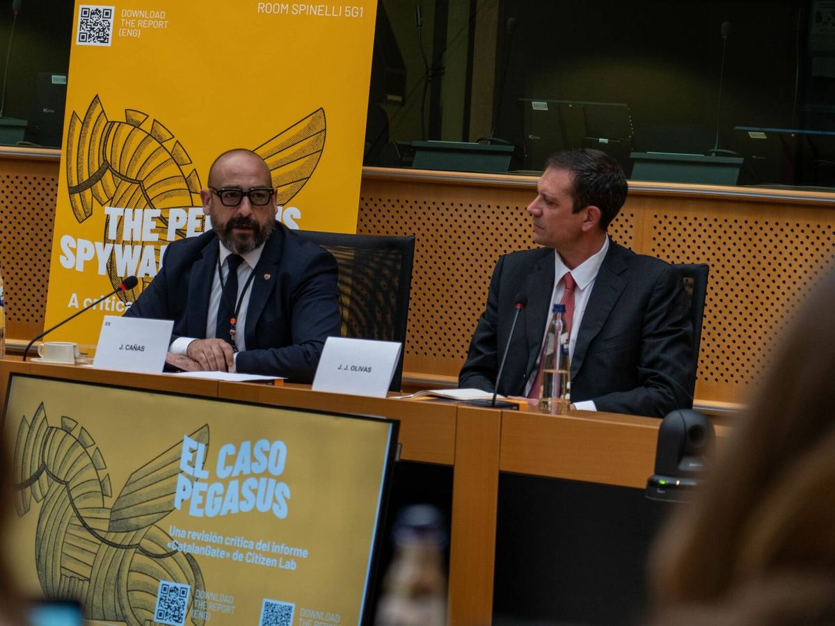 Foto: Jordi Cañas (Cs) y José Javier Olivas, durante la presentación del informe. (Cedida)