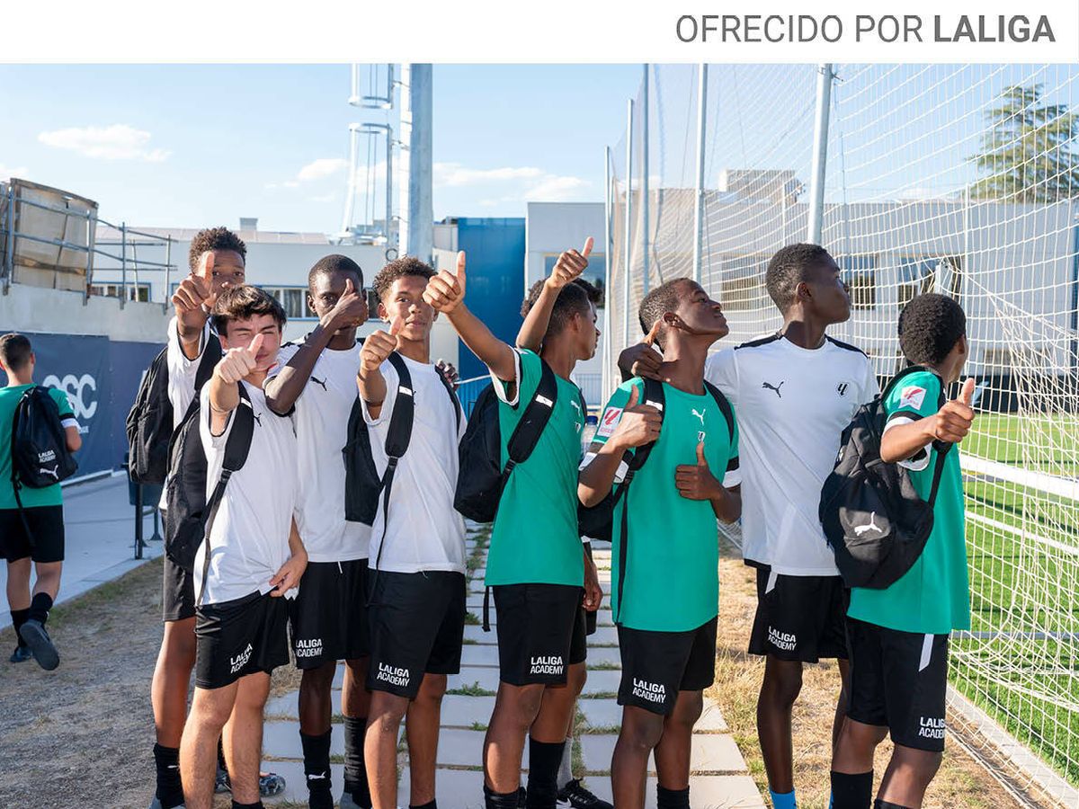 Foto: Un grupo de futbolistas de LALIGA Academy, en el centro de Madrid. (LALIGA)
