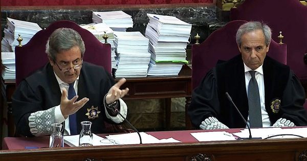 Foto: Los fiscales Javier Zaragoza y Jaime Moreno, en el juicio del 'procés'. (EFE)