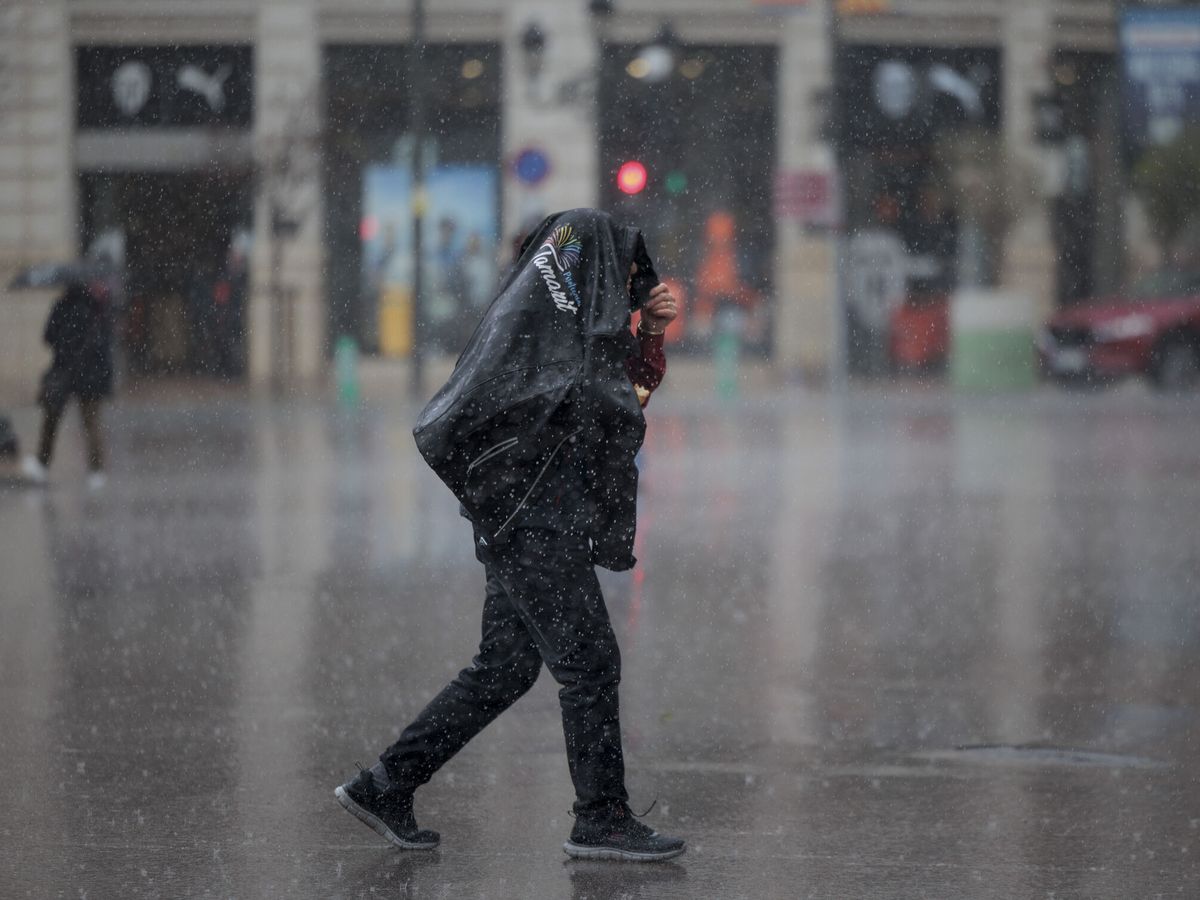Foto: Vista de una persona bajo la lluvia. (EFE/Biel Aliño)