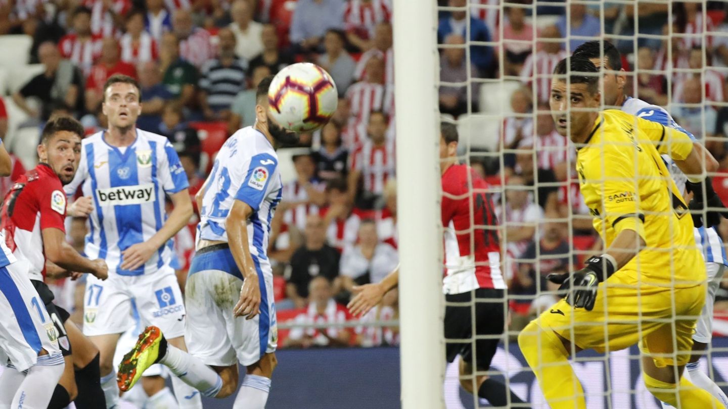 Peru Nolaskoain, tras rematar y marcar su primer gol con el Athletic. (EFE)