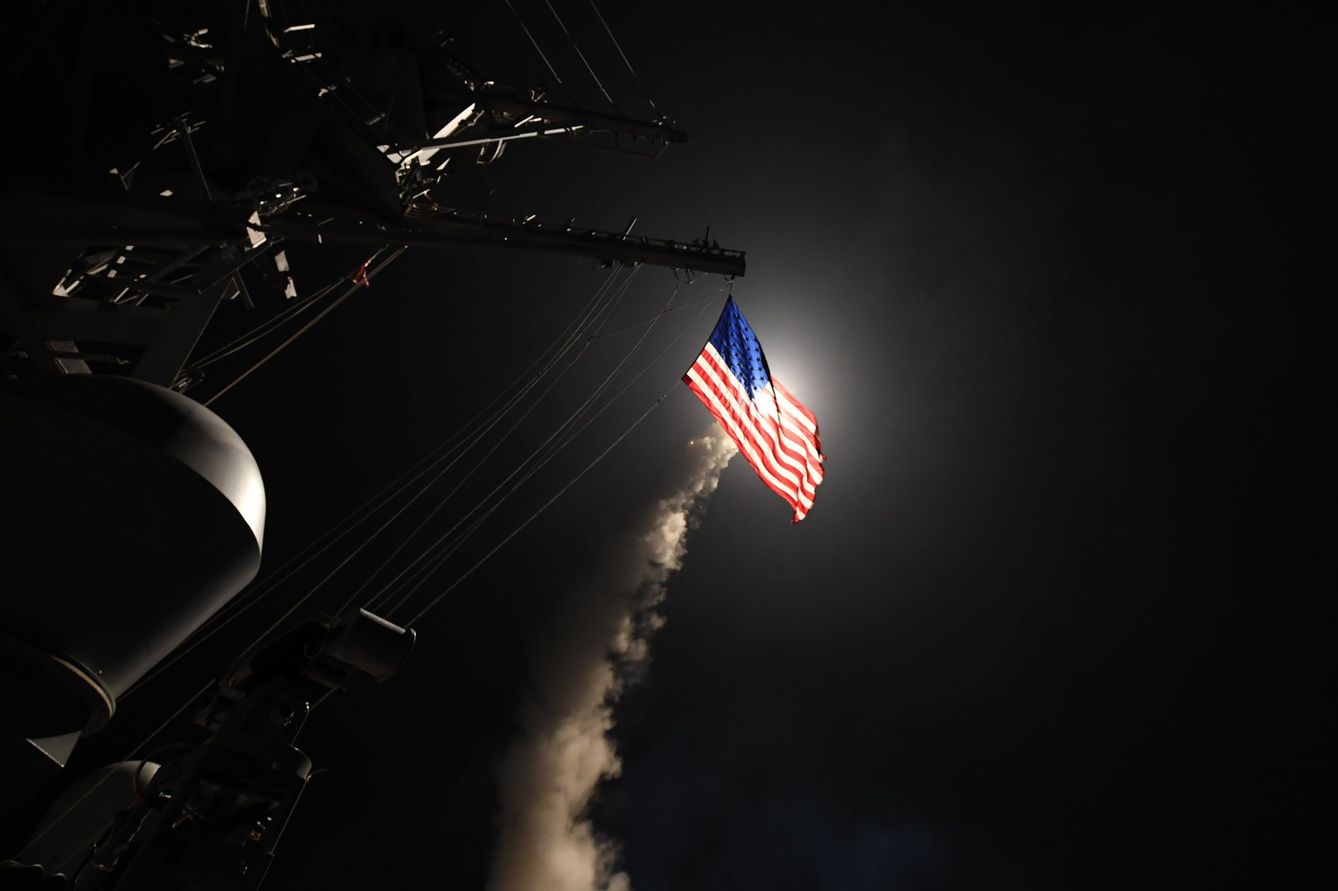 El USS Porter, lanzando sus misiles contra el aeródromo sirio durante el último ataque de EEUU. (EFE)