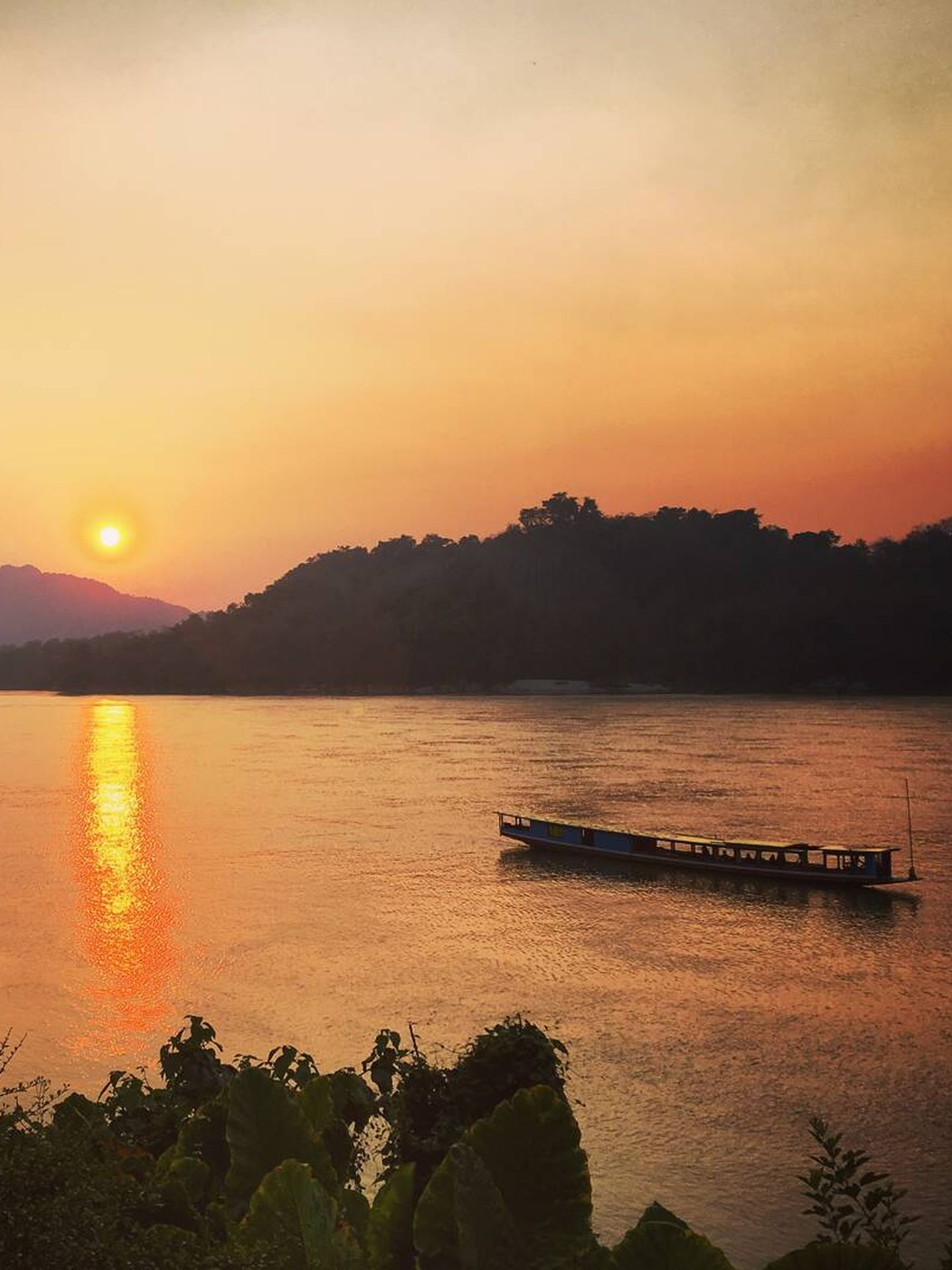 Nada como contemplar el crepúsculo a bordo de un pequeño barco de madera surcando las aguas del río Mekong. (Cortesía)