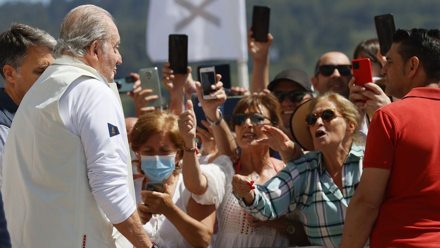 El rey Juan Carlos I, a su llegada al Real Club Náutico de Sanxenxo. (EFE/Lavandeira Jr) 