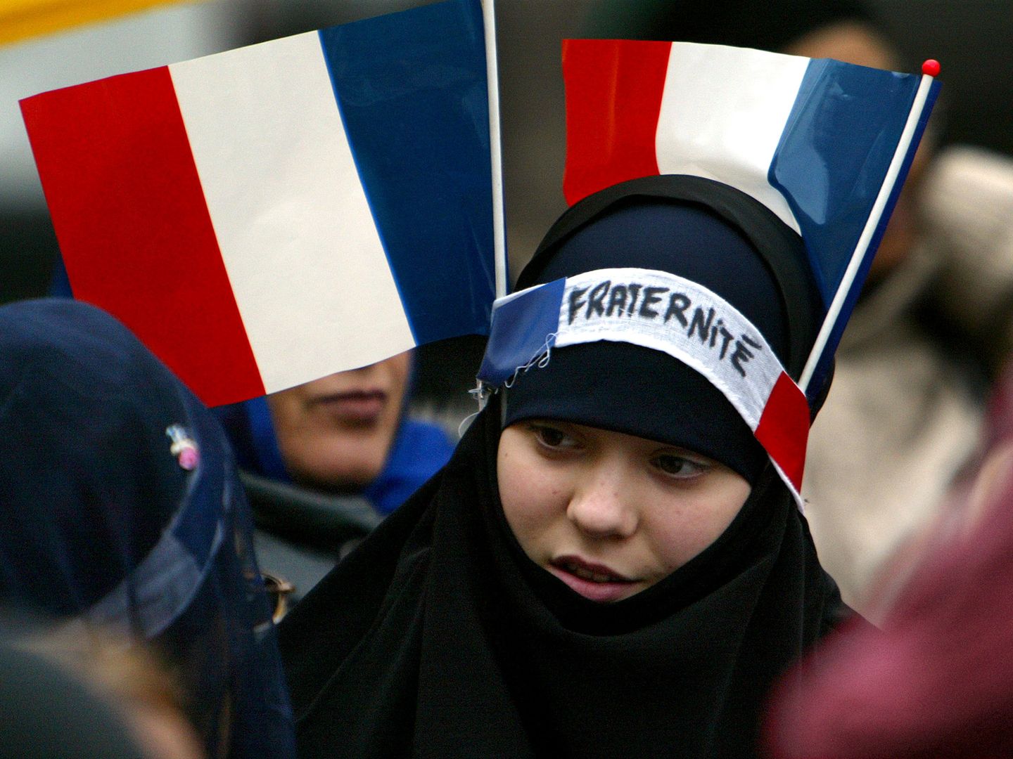 Una joven protesta en París contra la prohibición del velo en las escuelas públicas (Reuters).