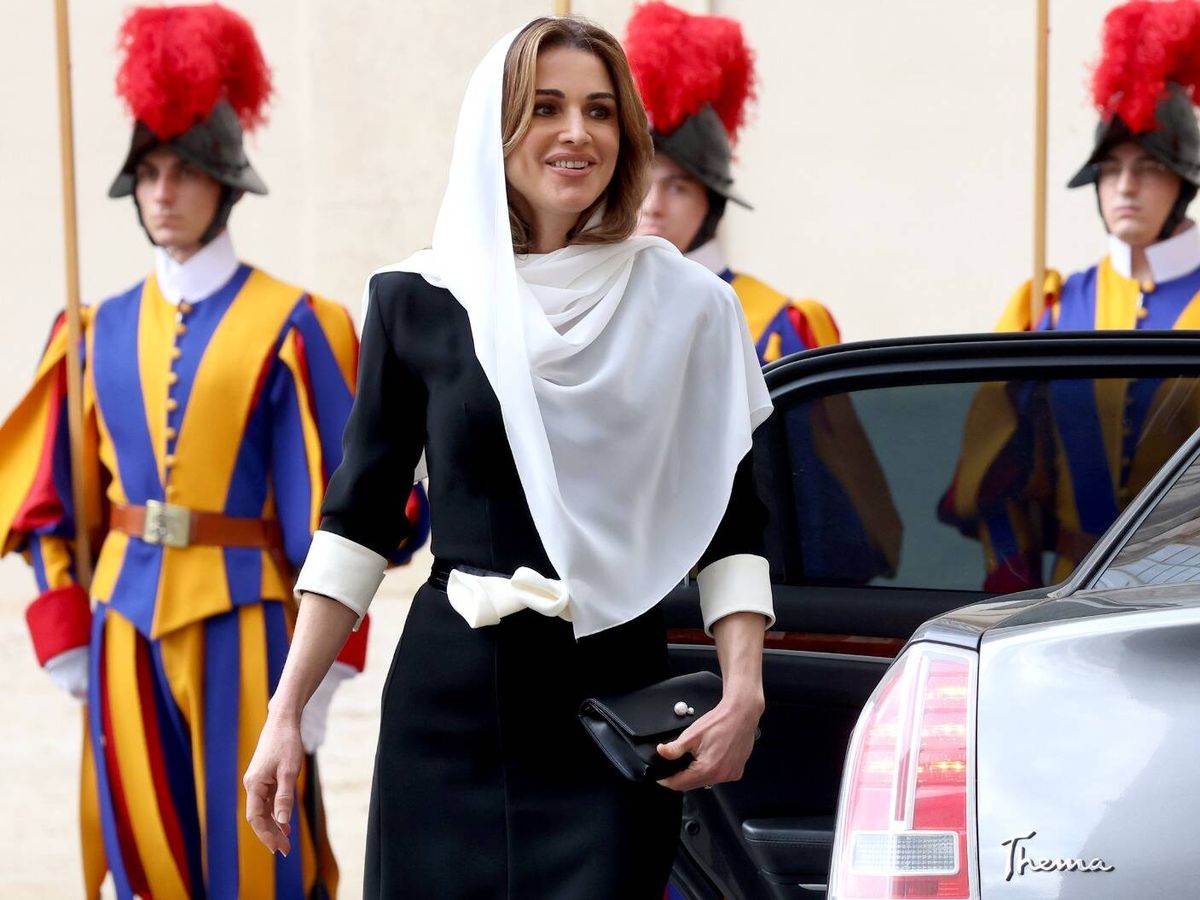 Foto: La reina Rania, de negro y con velo en una audiencia privada con el Papa. (Gtres)