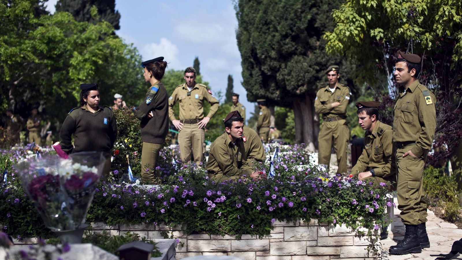 Foto: Soldados israelíes ante varias tumbas en el Memorial Day, en el cementerio militar de Kiryat Shaul, en Tel Aviv (Reuters)