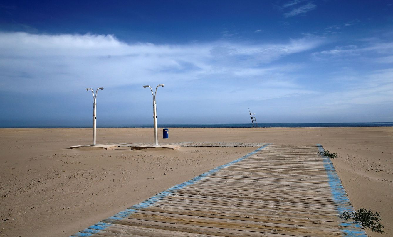 Playa de Las Arenas de Valencia, el pasado 25 de abril, totalmente vacía por el confinamiento. (EFE)