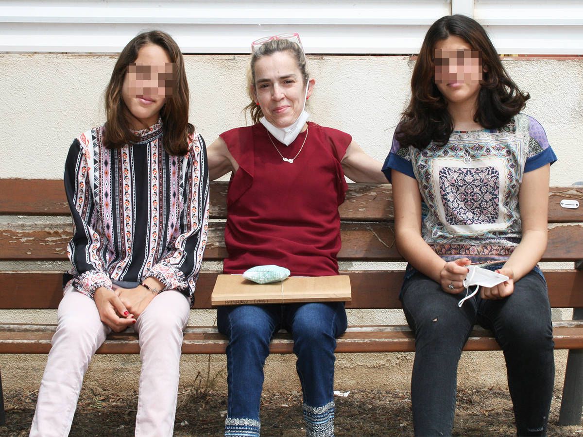 Foto: Marta, con sus dos hijas en su pueblo de Tarragona. (Alejandro Requeijo)