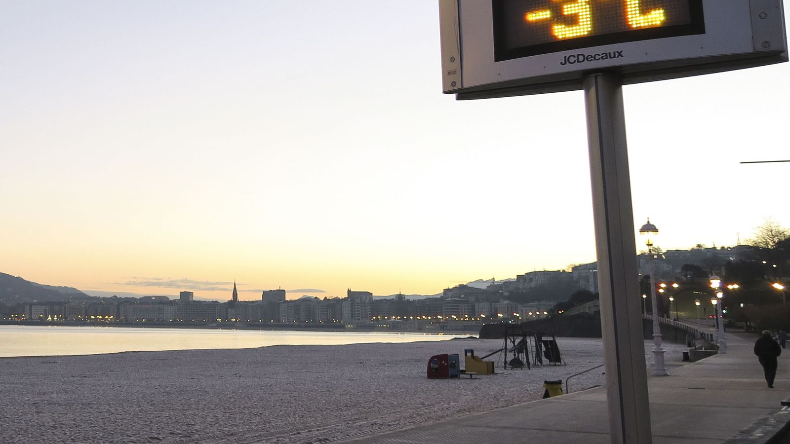 Foto: La arena de la playa de Ondarreta, en San Sebastián, amaneció helada por las bajas temperaturas. (EFE)