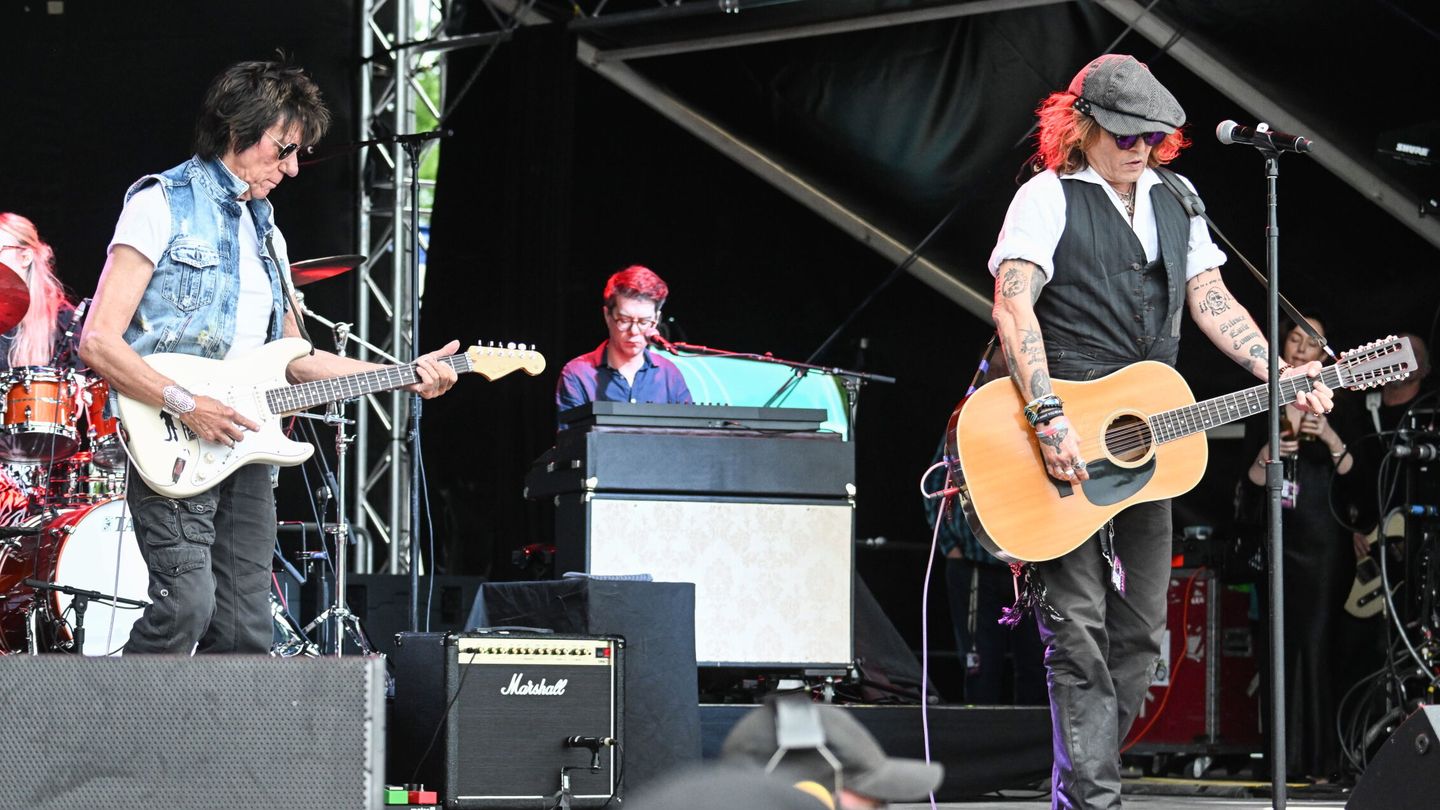 Jeff Beck y Johnny Depp, durante un concierto en Helsinki. (EFE)