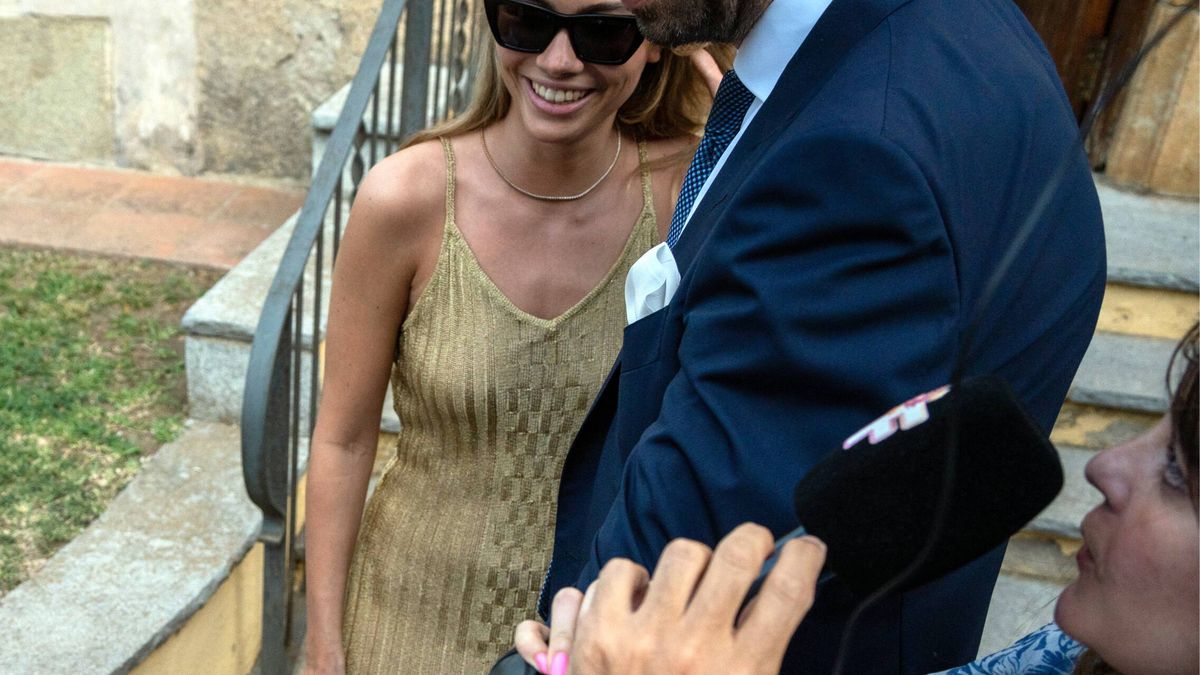 Clara Chía y su look de invitada, de 1.000 euros, en la boda de su cuñado, Marc Piqué