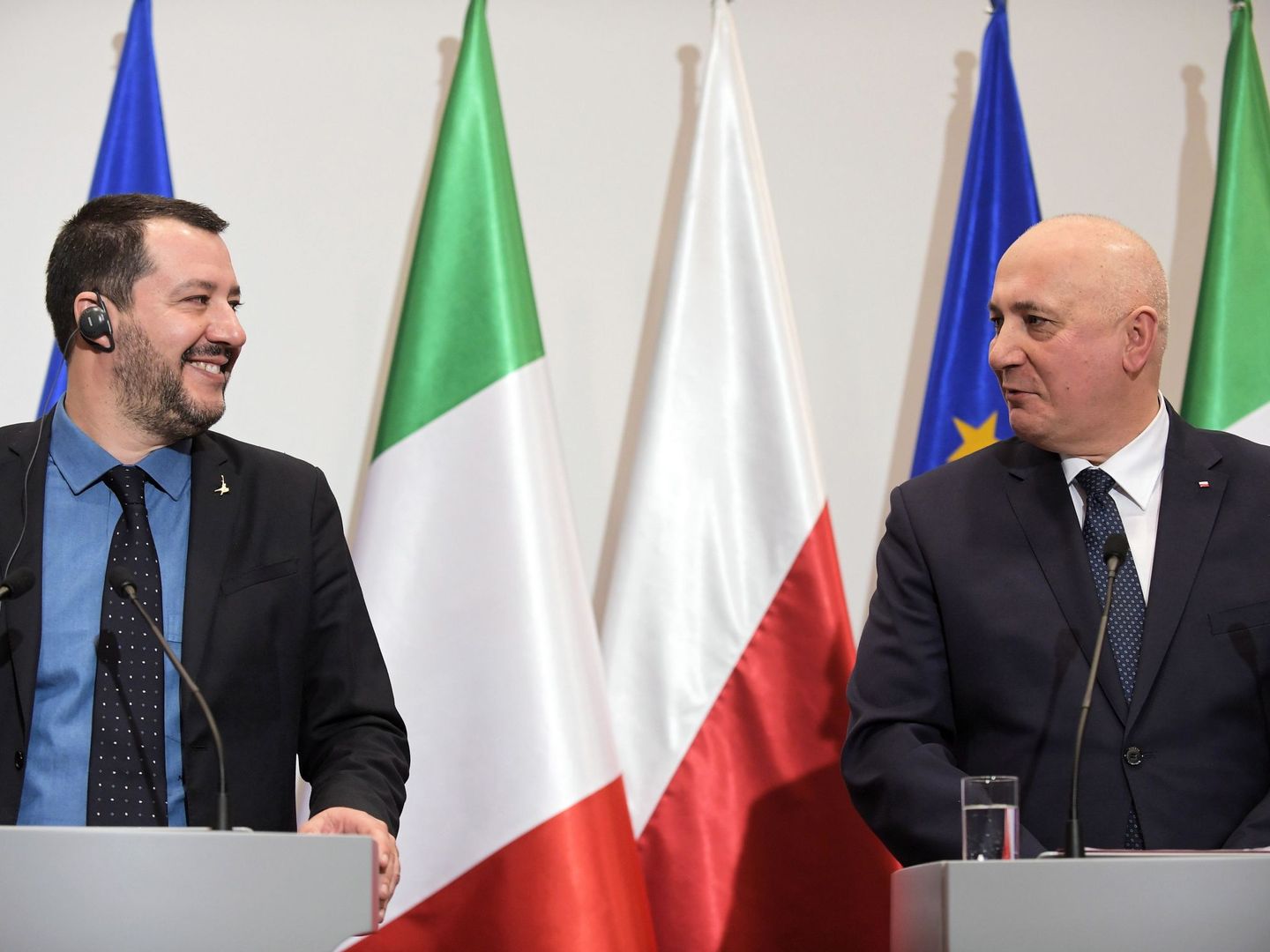 El ministro de Interior polaco, Joachim Brudzinski (d), y el viceprimer ministro italiano, Matteo Salvini (i), ofrecen una rueda de prensa conjunta en Varsovia (Polonia)