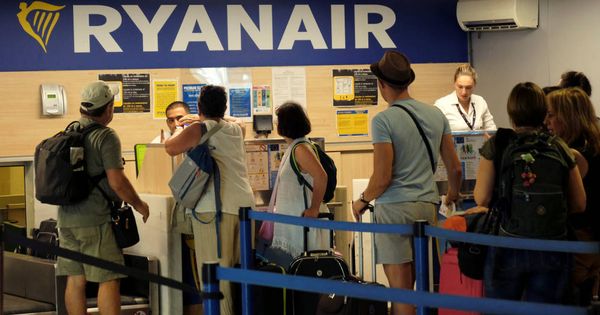 Foto: Pasajeros de Ryanair hacen cola en la puerta de embarque. (Reuters)