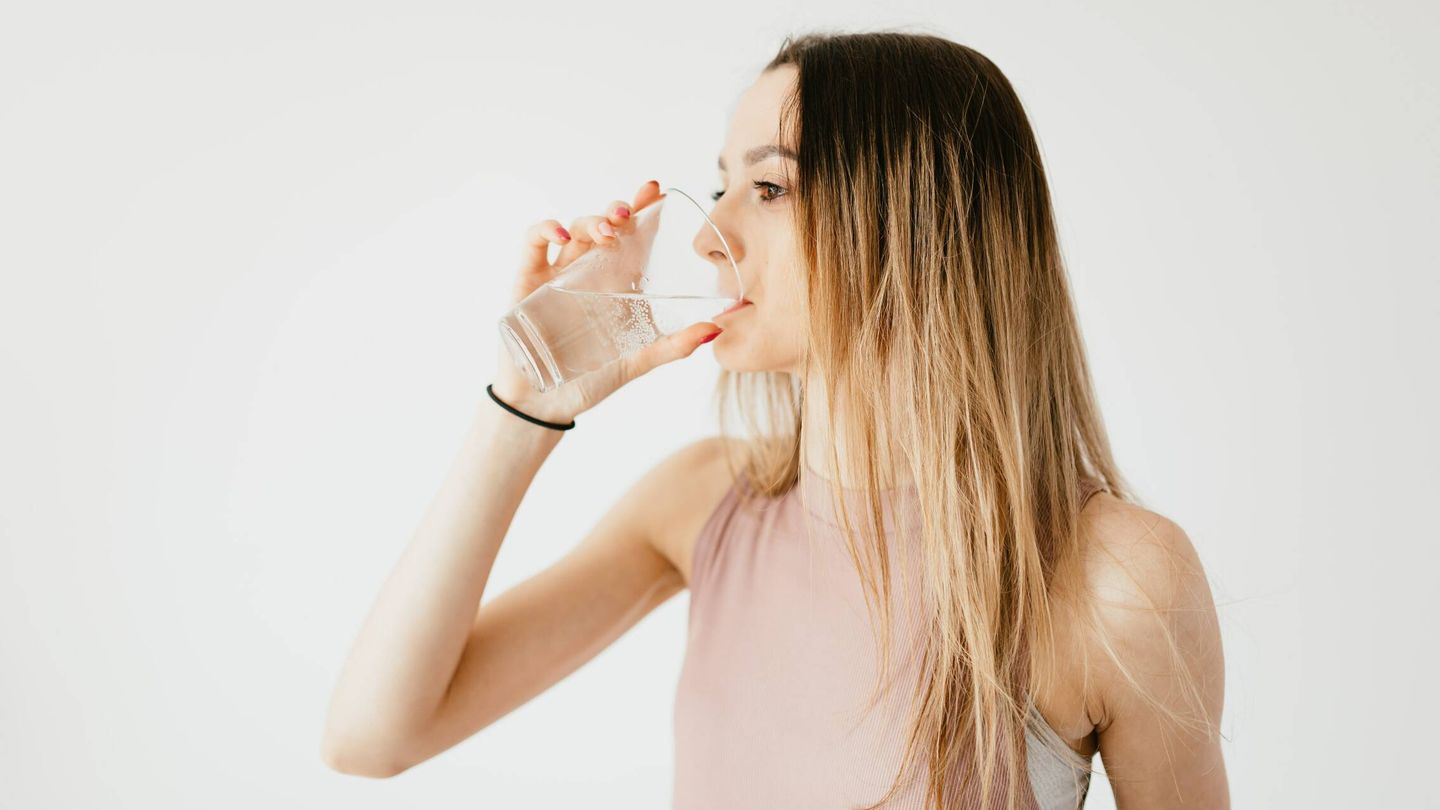 ¿Cuáles son los síntomas y las causas de la deshidratación?. (Pexels/Karolina Grabowska)