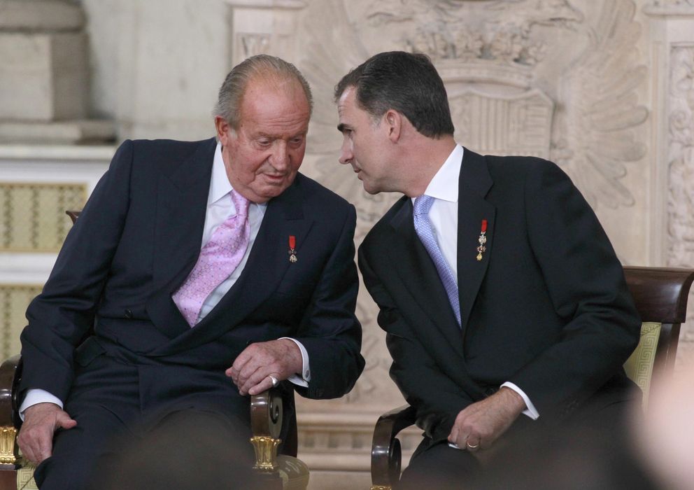 Foto: El rey Juan Carlos cede su silla a su hijo en el acto de abdicación. (Gtres)