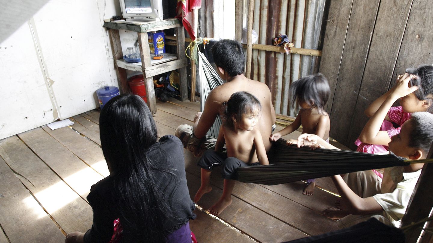 Dos víctimas de abusos sexuales en su casa en Preah Sihanouk, Camboya (Reuters).  