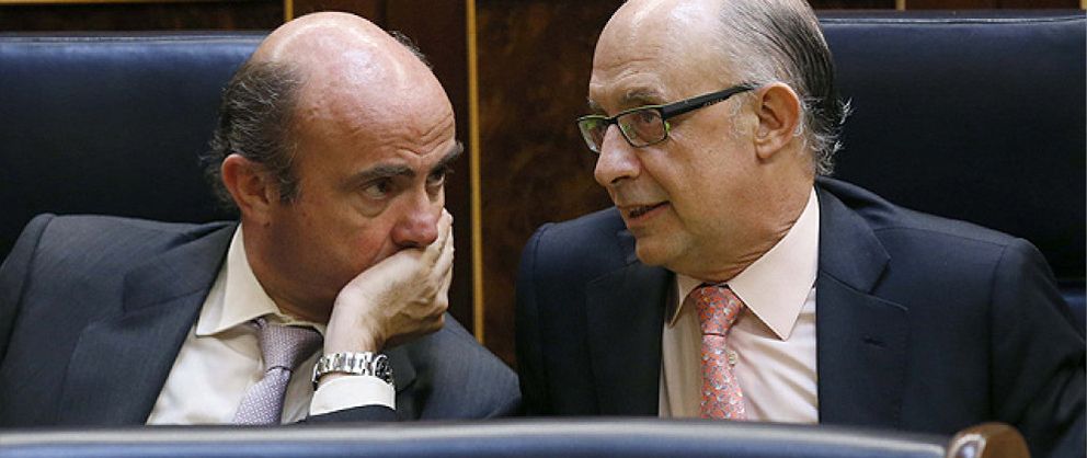 Foto: Guindos y Montoro se enfrentan por los límites a la deuda autonómica