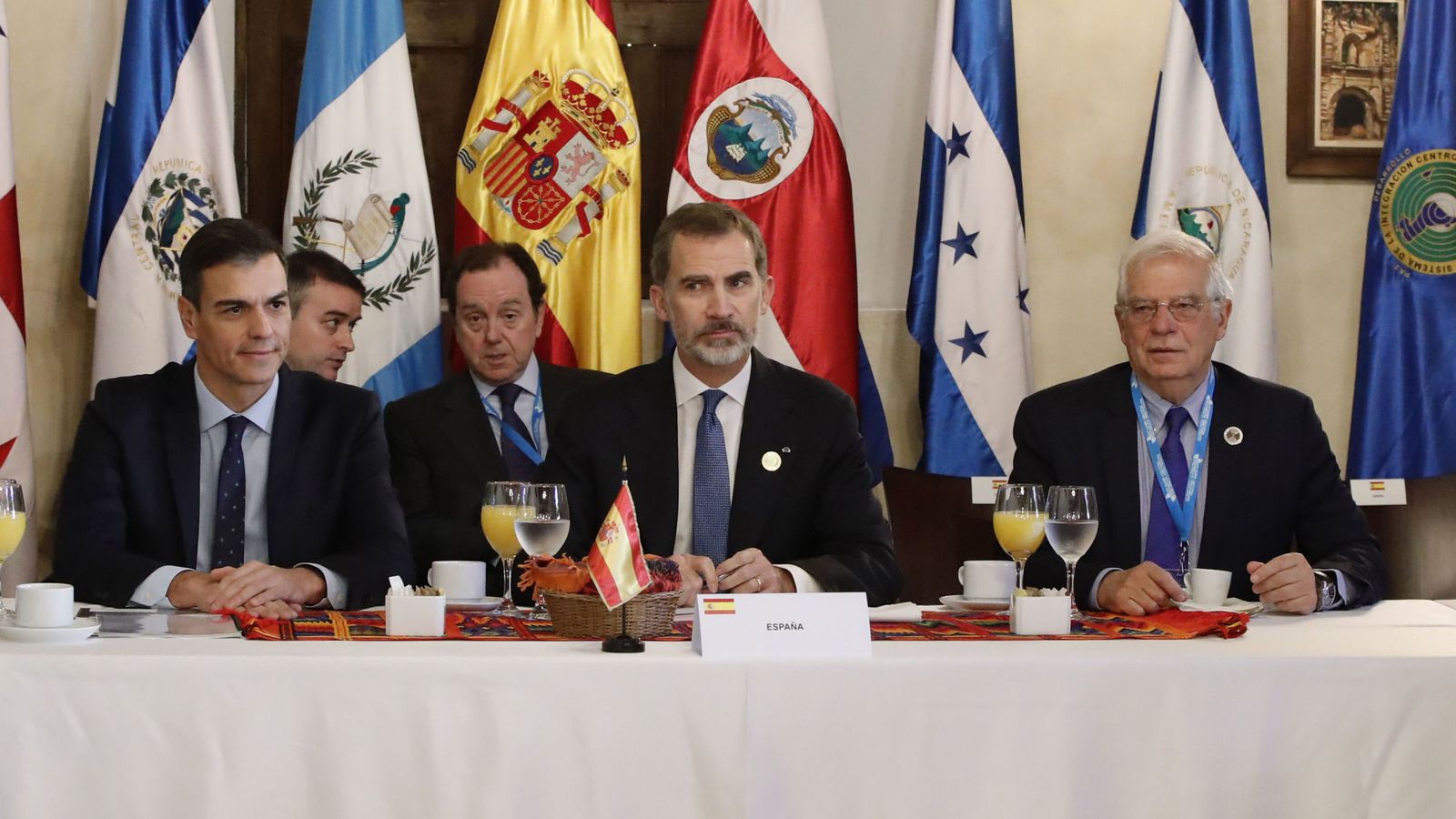 Foto: Pedro Sánchez, con el rey Felipe VI y el ministro de Exteriores, Josep Borrell, este 16 de noviembre en Antigua, Guatemala. (EFE)