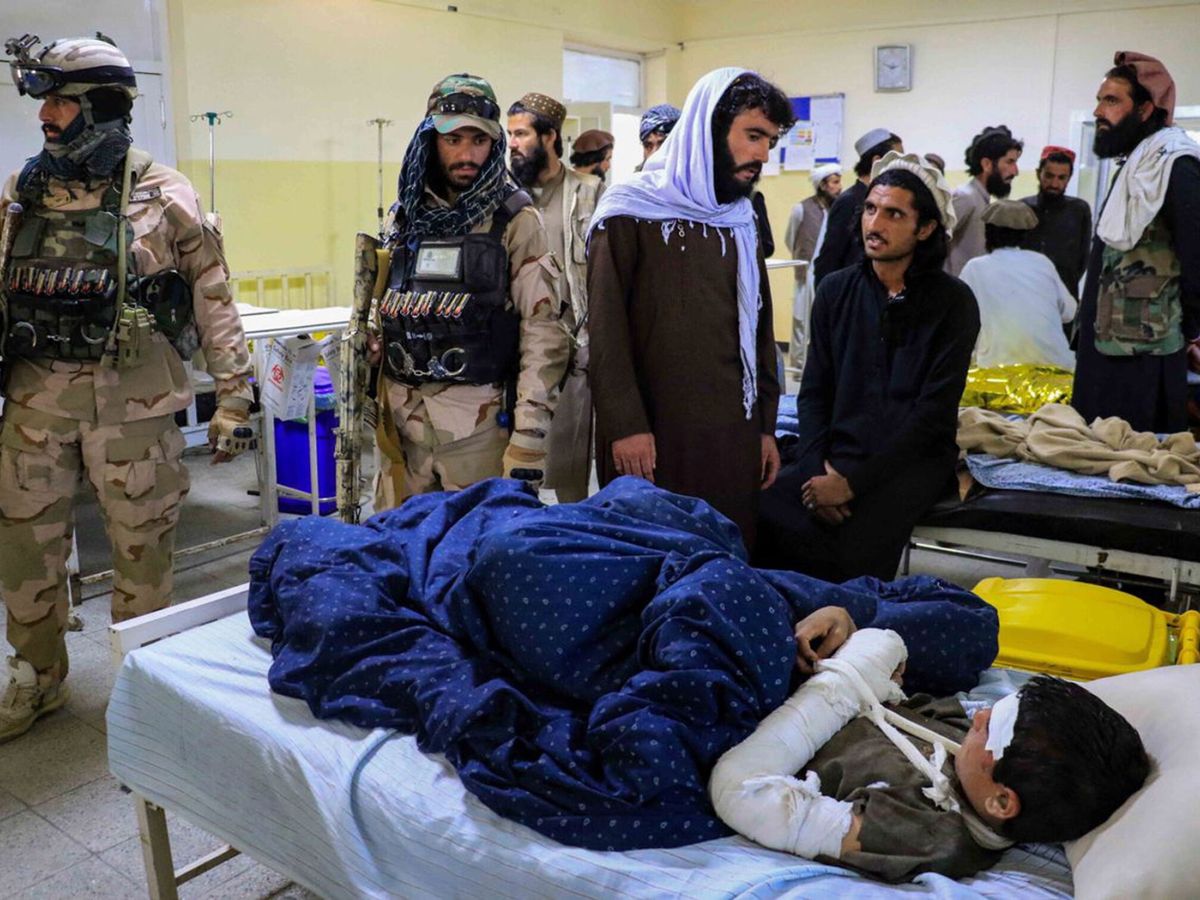 Foto: Heridos tras el terremoto en Afganistán. (EFE/EPA/Stringer)