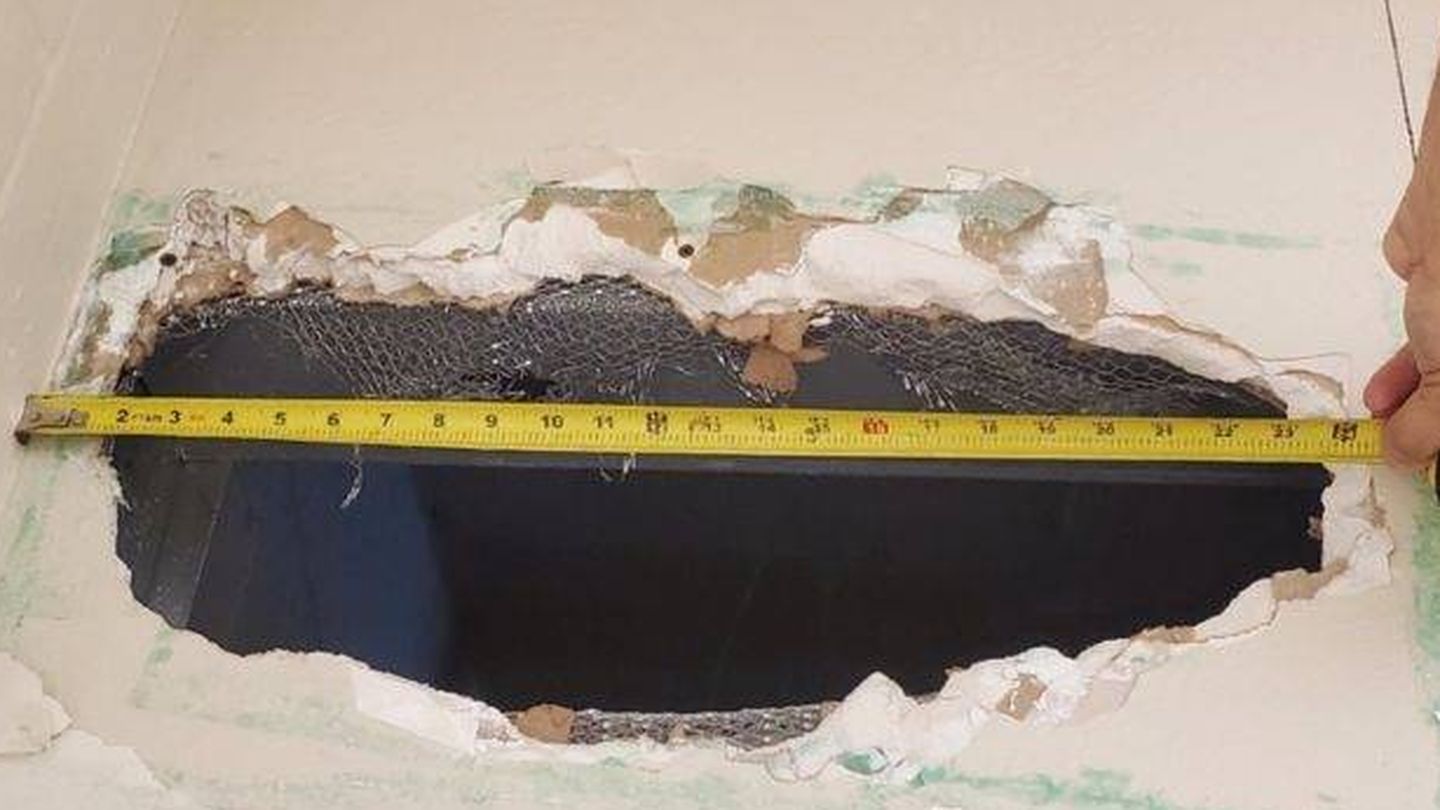 Primer plano del agujero en el techo. (Sheriff de Monterey)