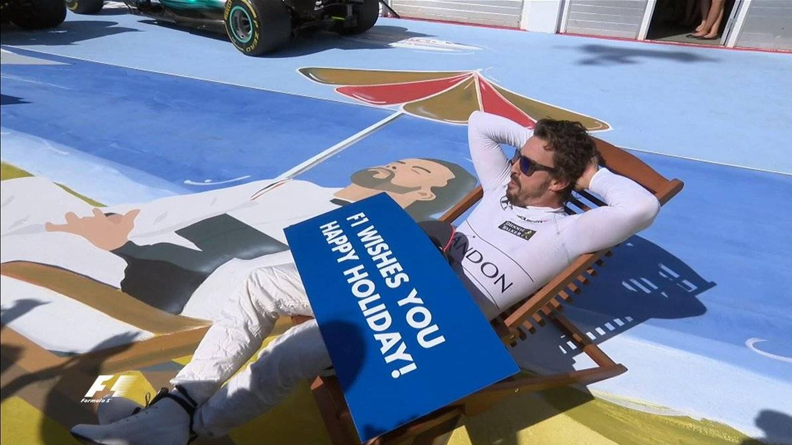 Foto: Alonso, tumbado después del GP de Hungría. (Formula 1)