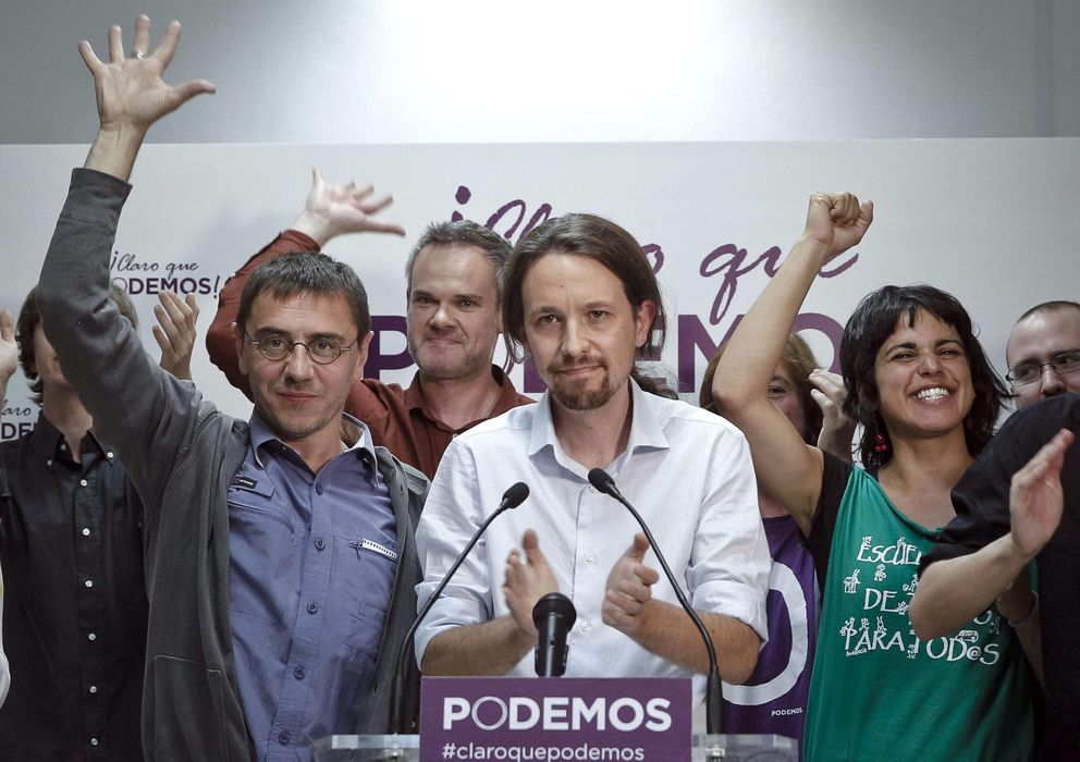 Foto: Monedero (izq.), Iglesias (centro), Cano (detrás) y Rodríguez (dch.), celebran la victoria electoral. (Efe)