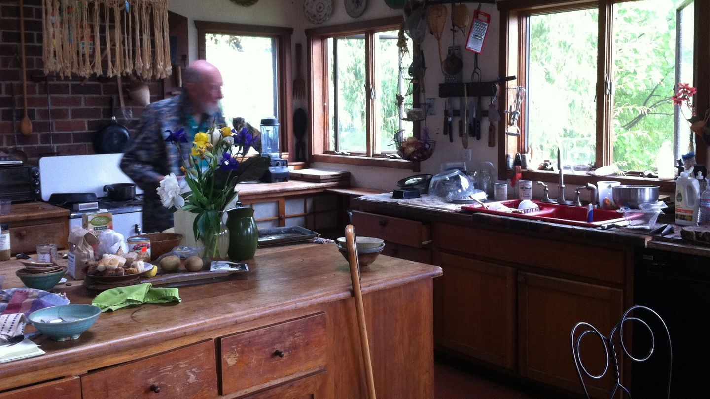 Pete Seeger en el interior de su casa en Beacon