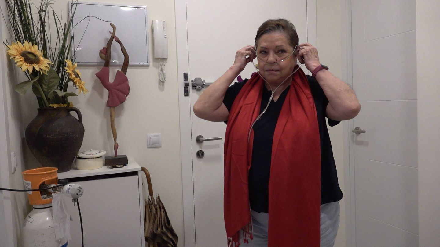 María Martín, junto a la bomba de oxígeno al entrar en su casa. (EC)