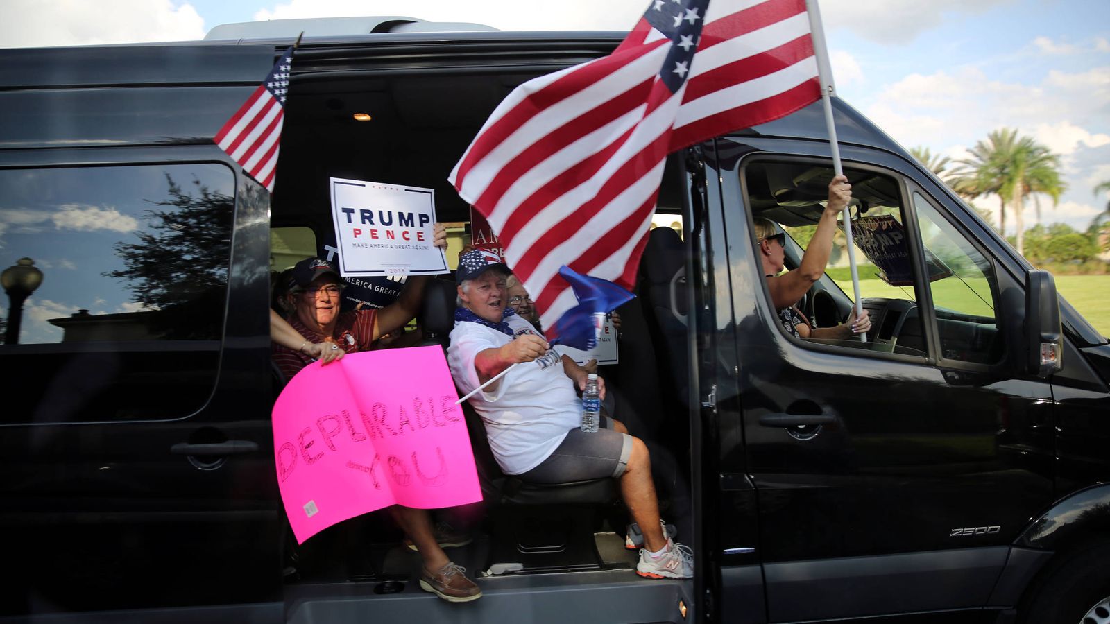 Foto: Simpatizantes de Donald Trump pasan ante un evento de campaña de Clinton en Orlando, el 21 de septiembre de 2016 (Reuters).
