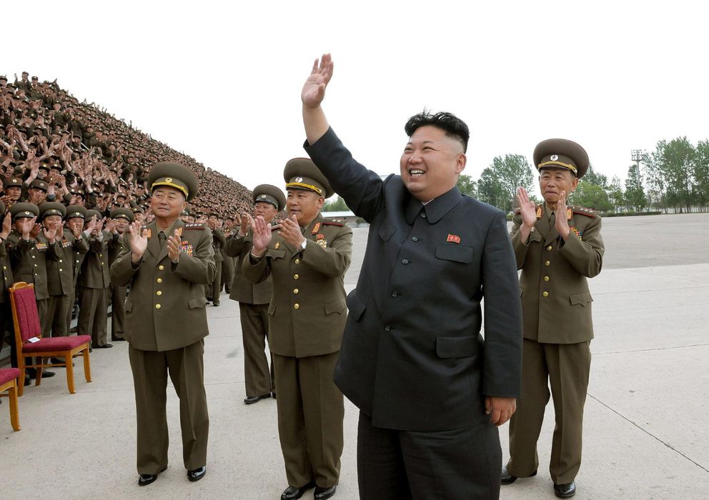 Foto: El líder norcoreano Kim Jong-un saludando a unos soldados (EFE)