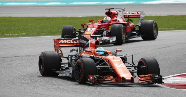 Foto: Vettel sintió que Alonso le perjudicaba en el momento del doblaje en las últimas vueltas del GP de Malasia. (Reuters)