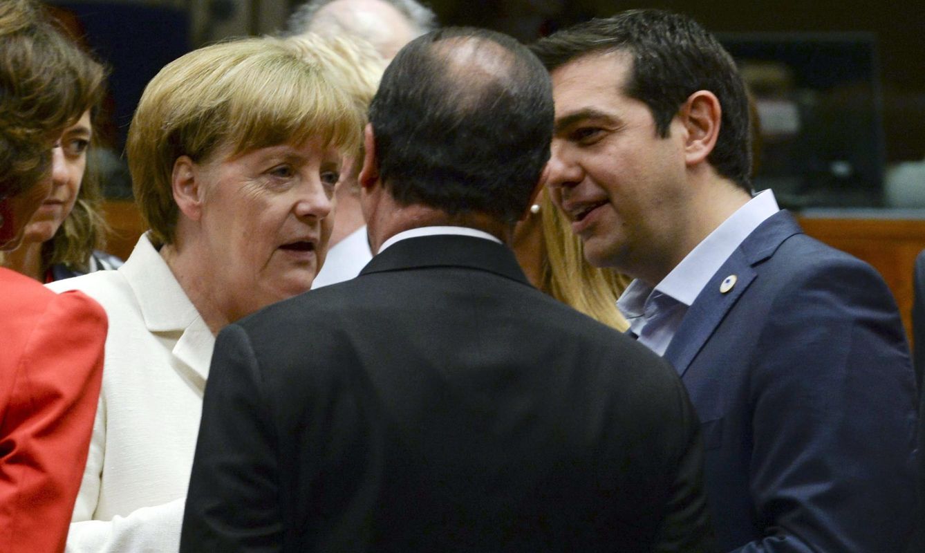 Los líderes europeos Angela Merkel, el primer ministro griego Alexis Tsipras (d) y el francés François Hollande, de espaldas. (Reuters)