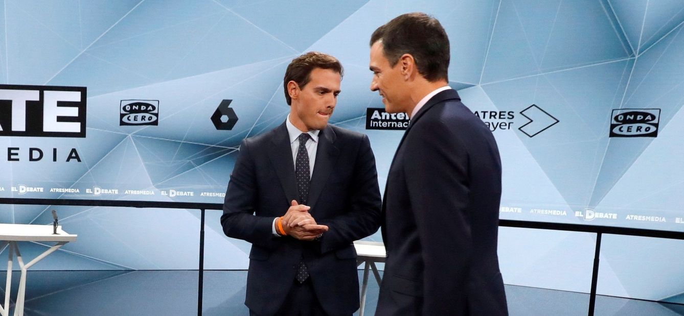 Pedro Sánchez y Albert Rivera, antes del inicio del segundo debate electoral. (EFE)