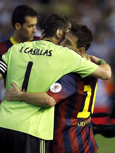 Foto: Casillas consuela a Messi tras el partido (Efe). 
