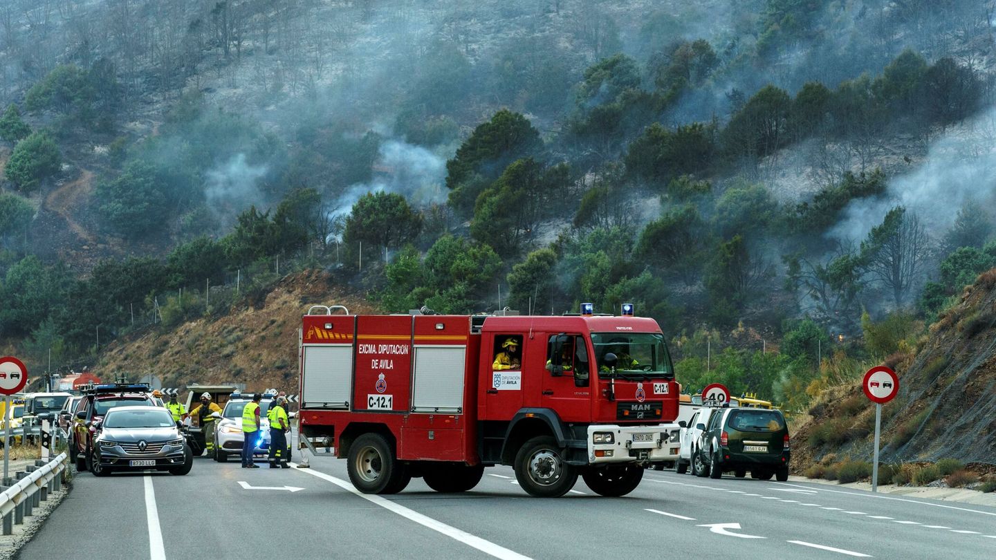 Medios aéreos y terrestres en las labores de extinción del incendio en Ávila. (EFE)