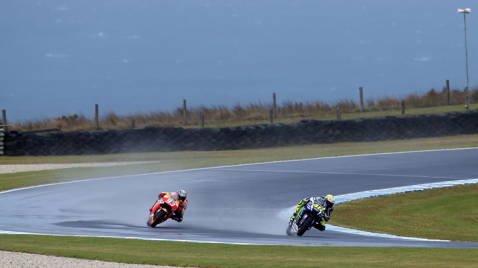 Foto: Márquez y Rossi rodando en Phillip Island (MotoGP).