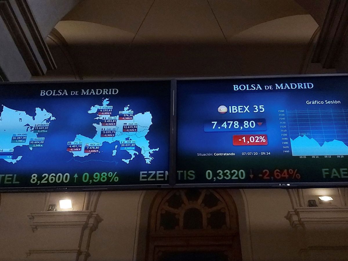 Foto: Pantallas de cotización en el interior de la Bolsa de Madrid. (EFE)