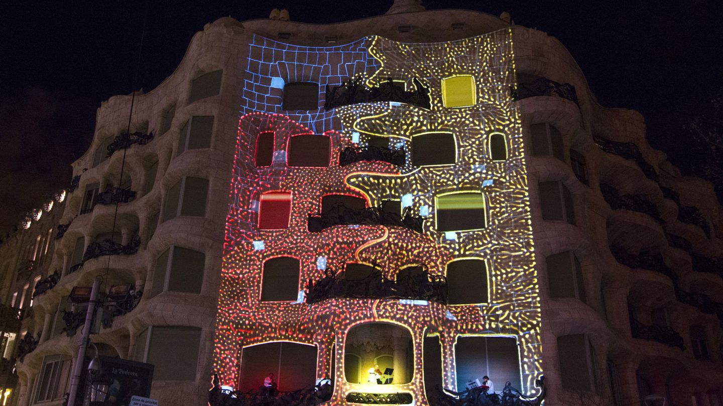 El edificio de la pedrera de Antoni Gaudí en Barcelona durante un espectáculo visual. (EFE)