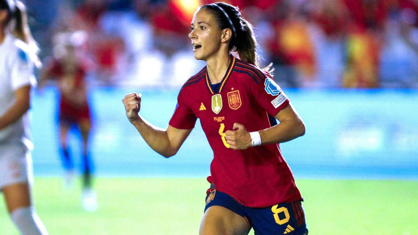 Aitana celebra un gol con España. (EFE/Salas) 