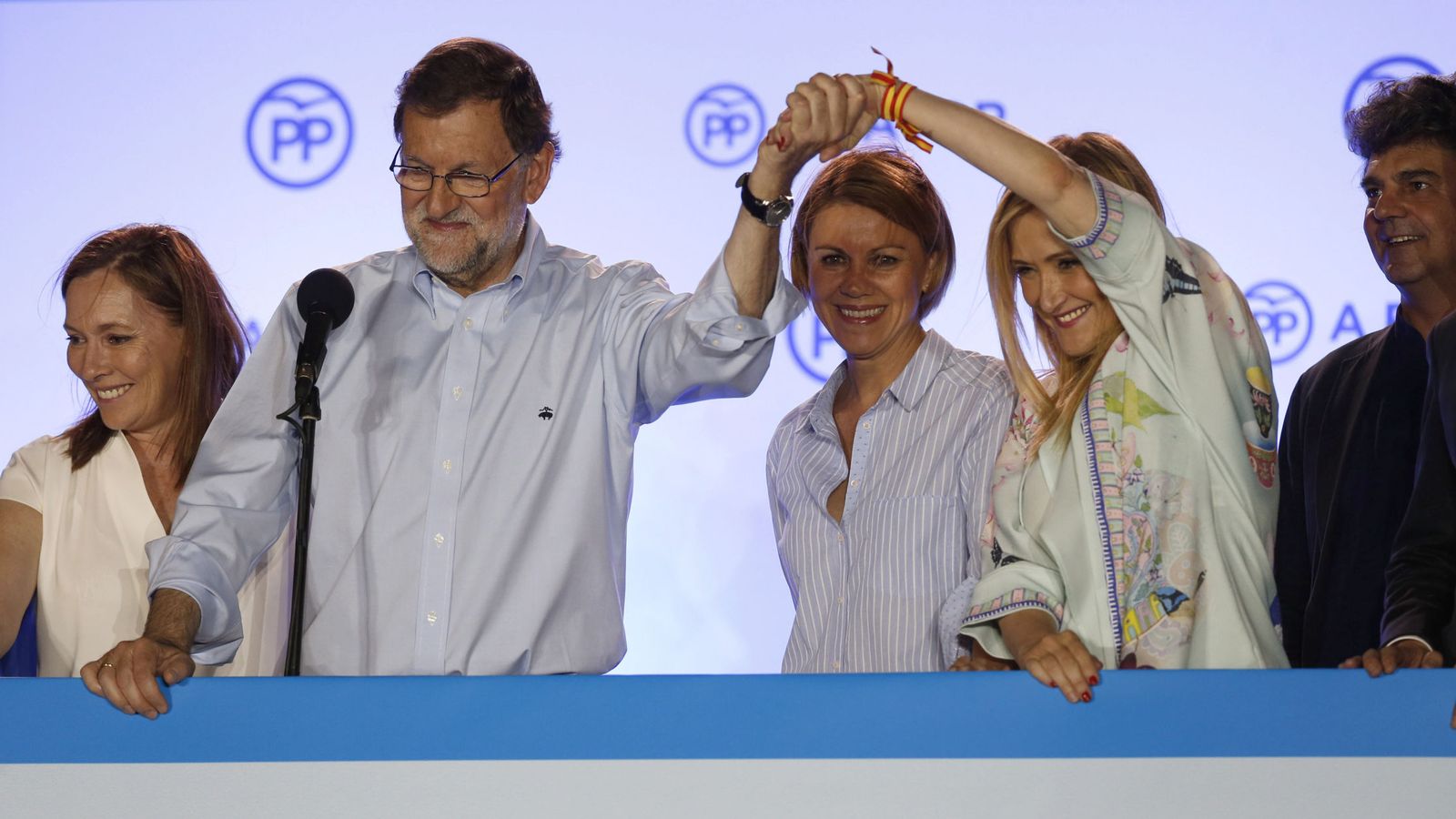 Foto: El presidente del Gobierno en funciones y líder del PP, Mariano Rajoy (2i), celebra la victoria del PP. (EFE)