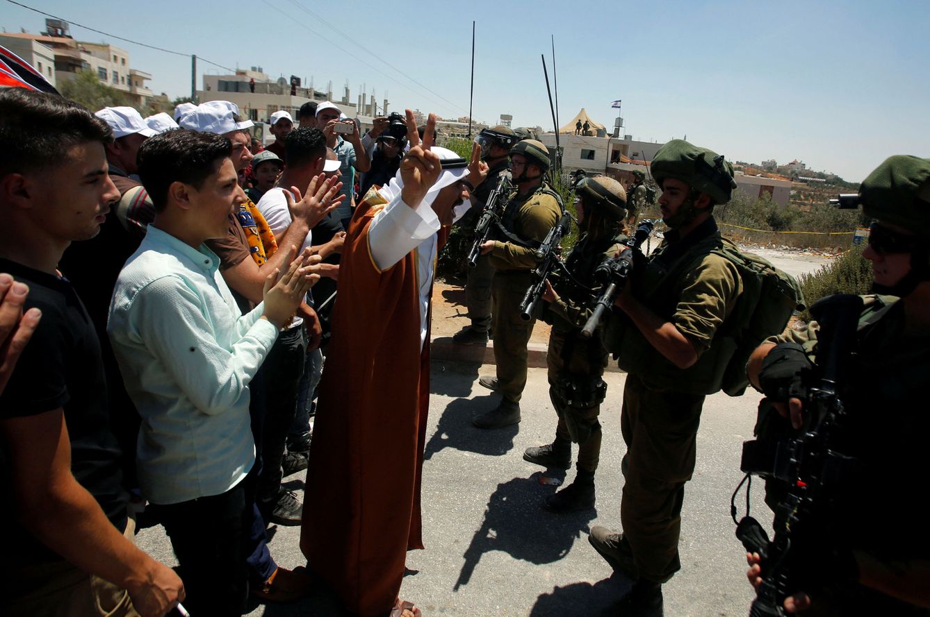 Manifestantes palestinos en una protesta contra los colonos israelís por la construcción de la torre militar en Dura, Hebrón. (Reuters)